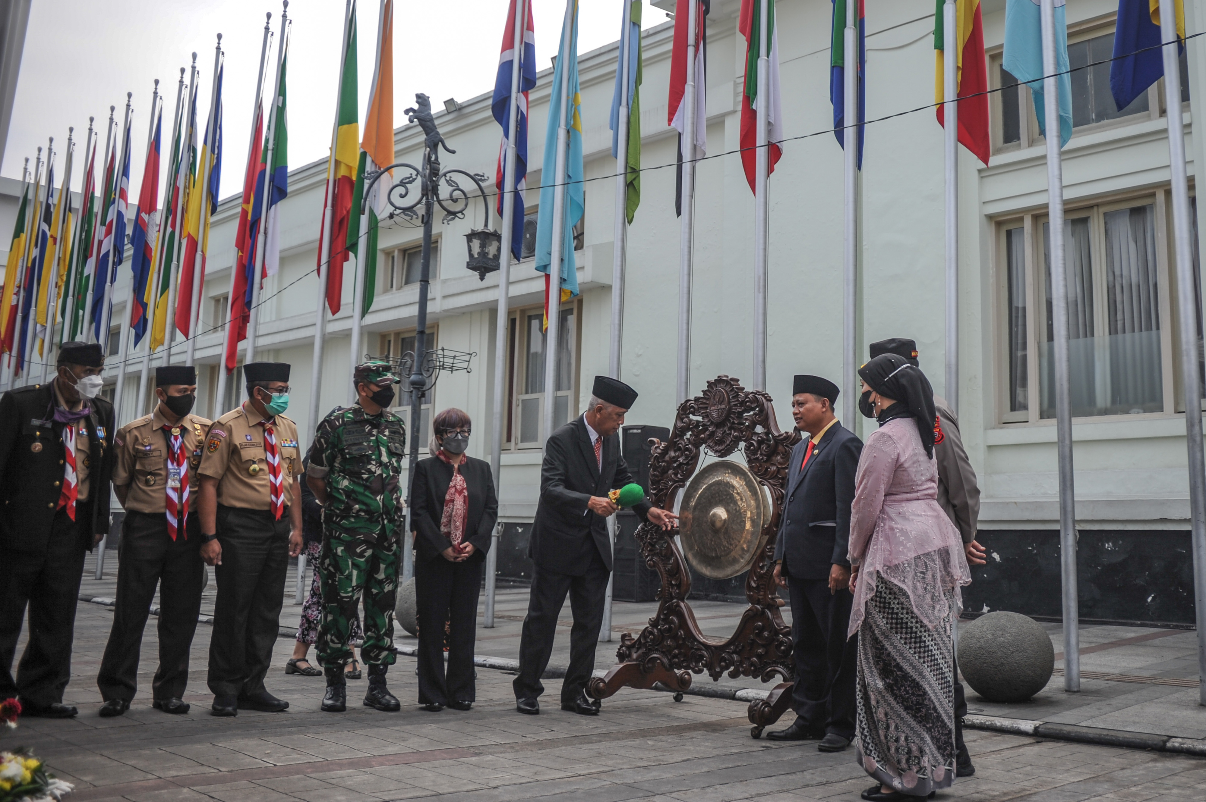Pengibaran Bendera Peserta Konferensi Asia Afrika