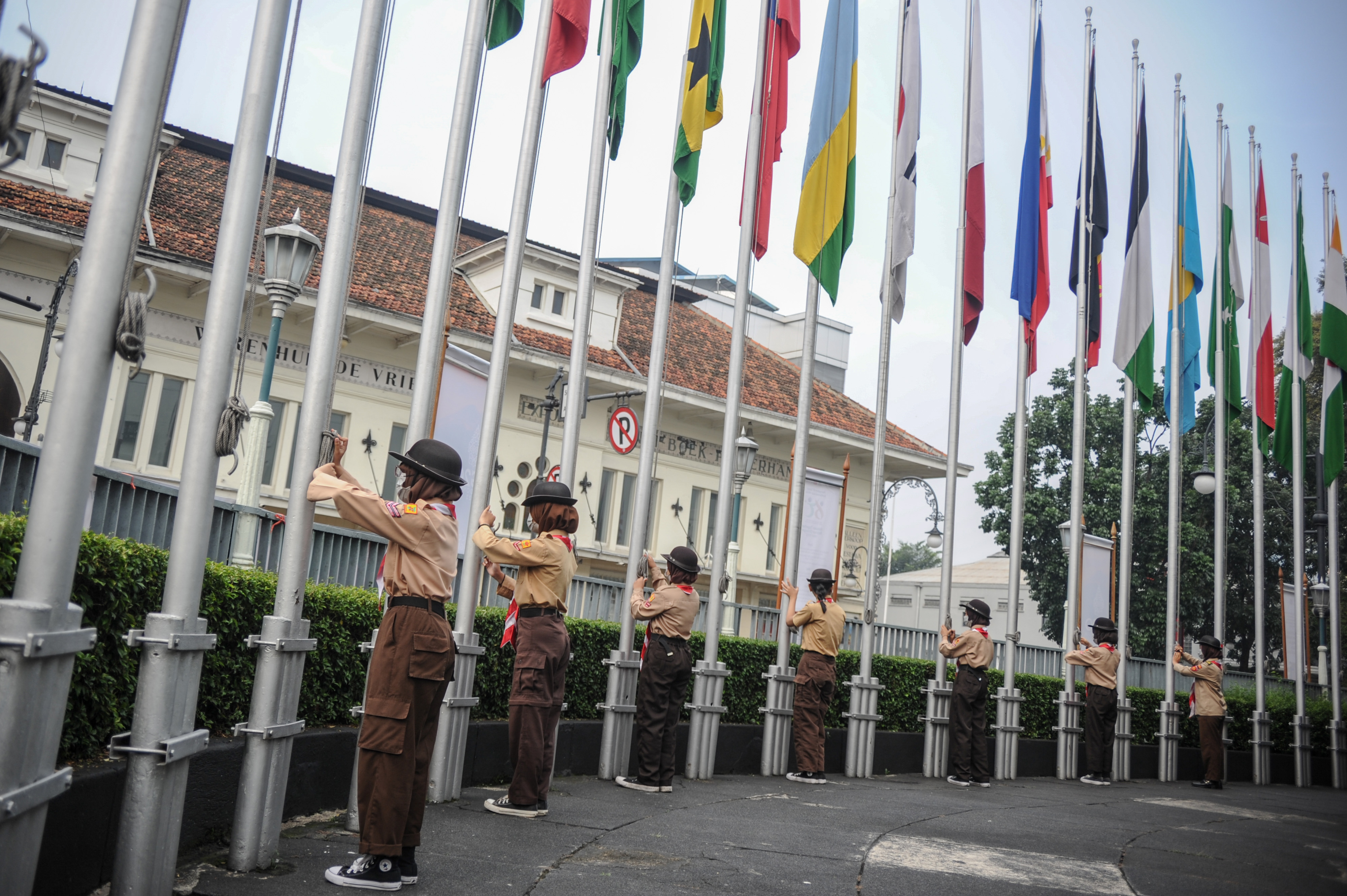 Pengibaran Bendera Peserta Konferensi Asia Afrika