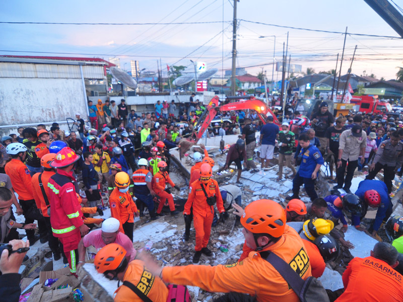 Gedung Retail Modern Di Kalimantan Selatan Runtuh