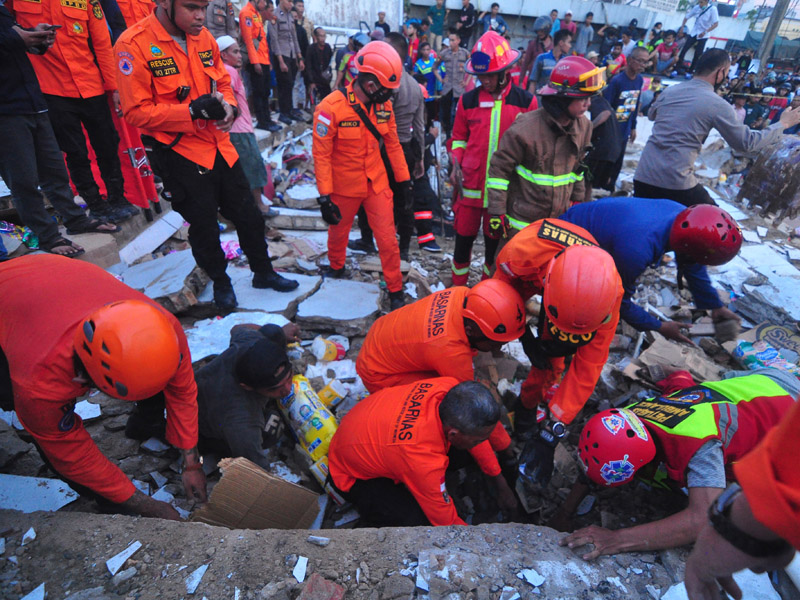 Gedung Retail Modern Di Kalimantan Selatan Runtuh