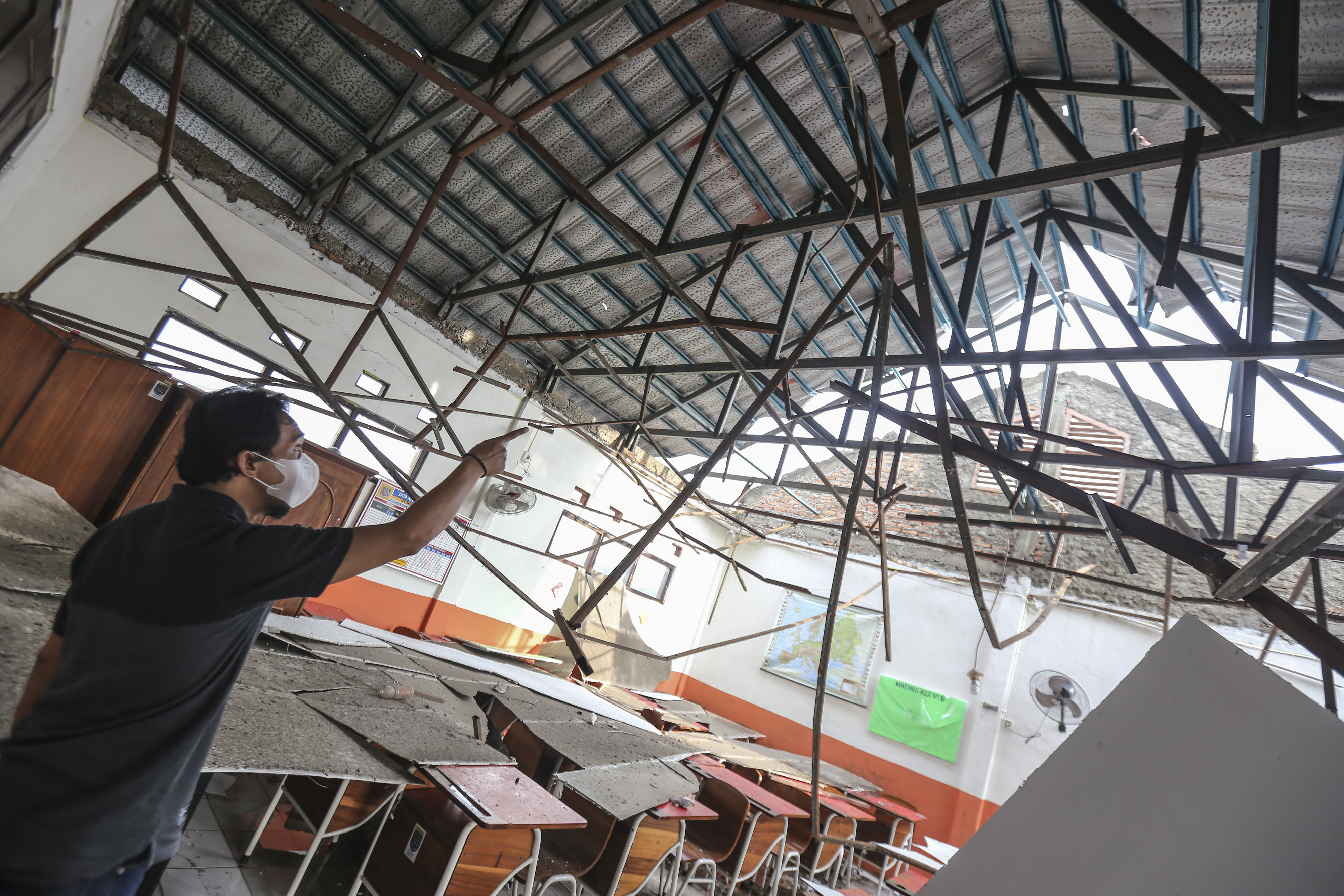 Atap Sekolah Ambruk di Depok