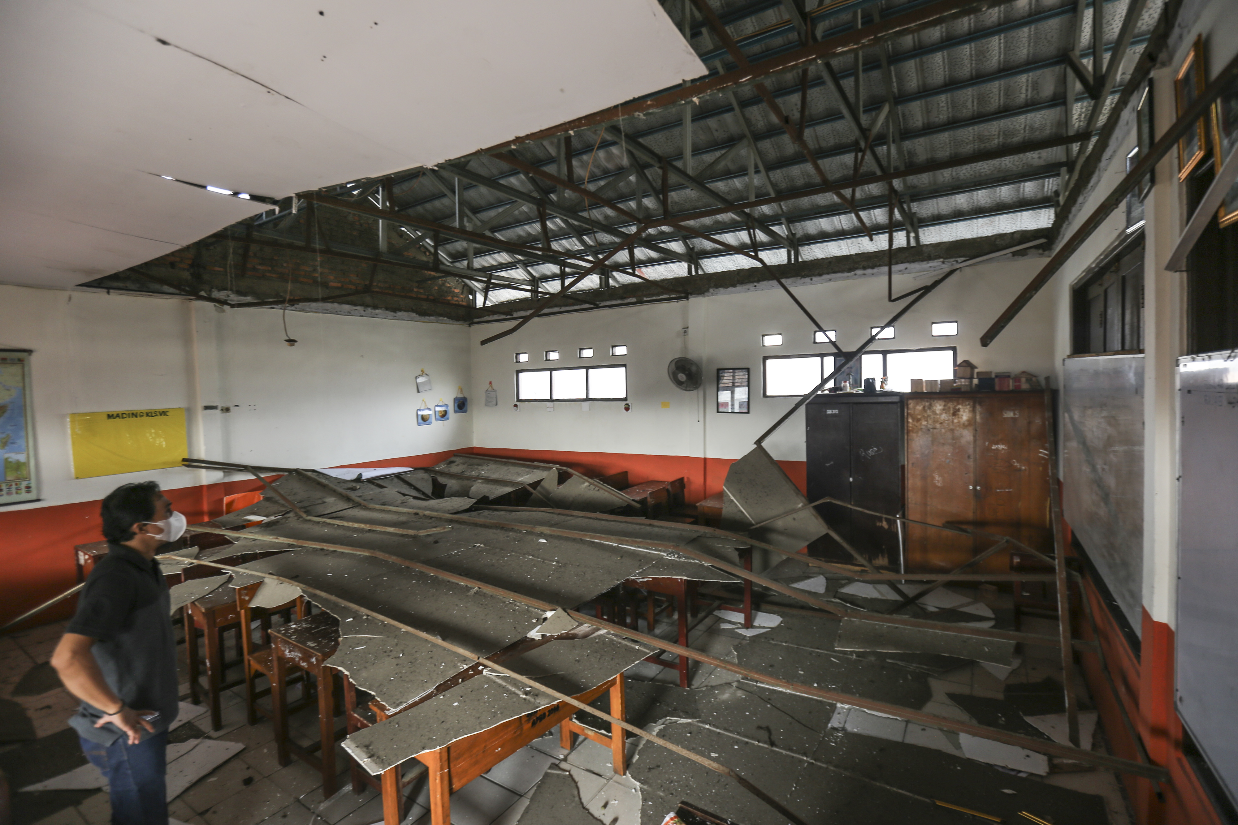 Atap Sekolah Ambruk di Depok