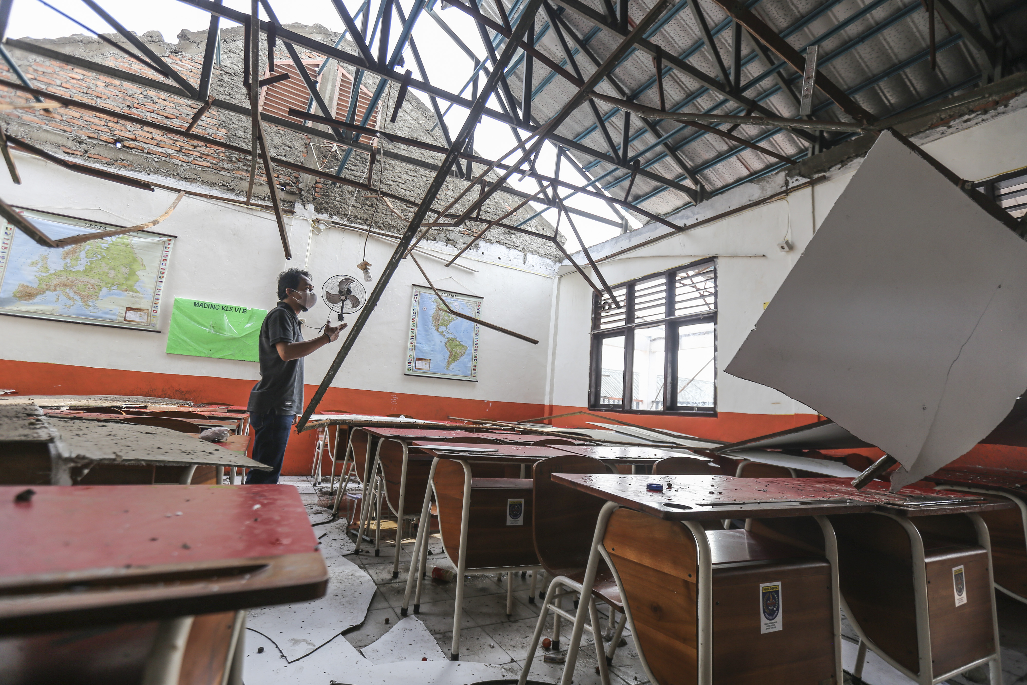 Atap Sekolah Ambruk di Depok