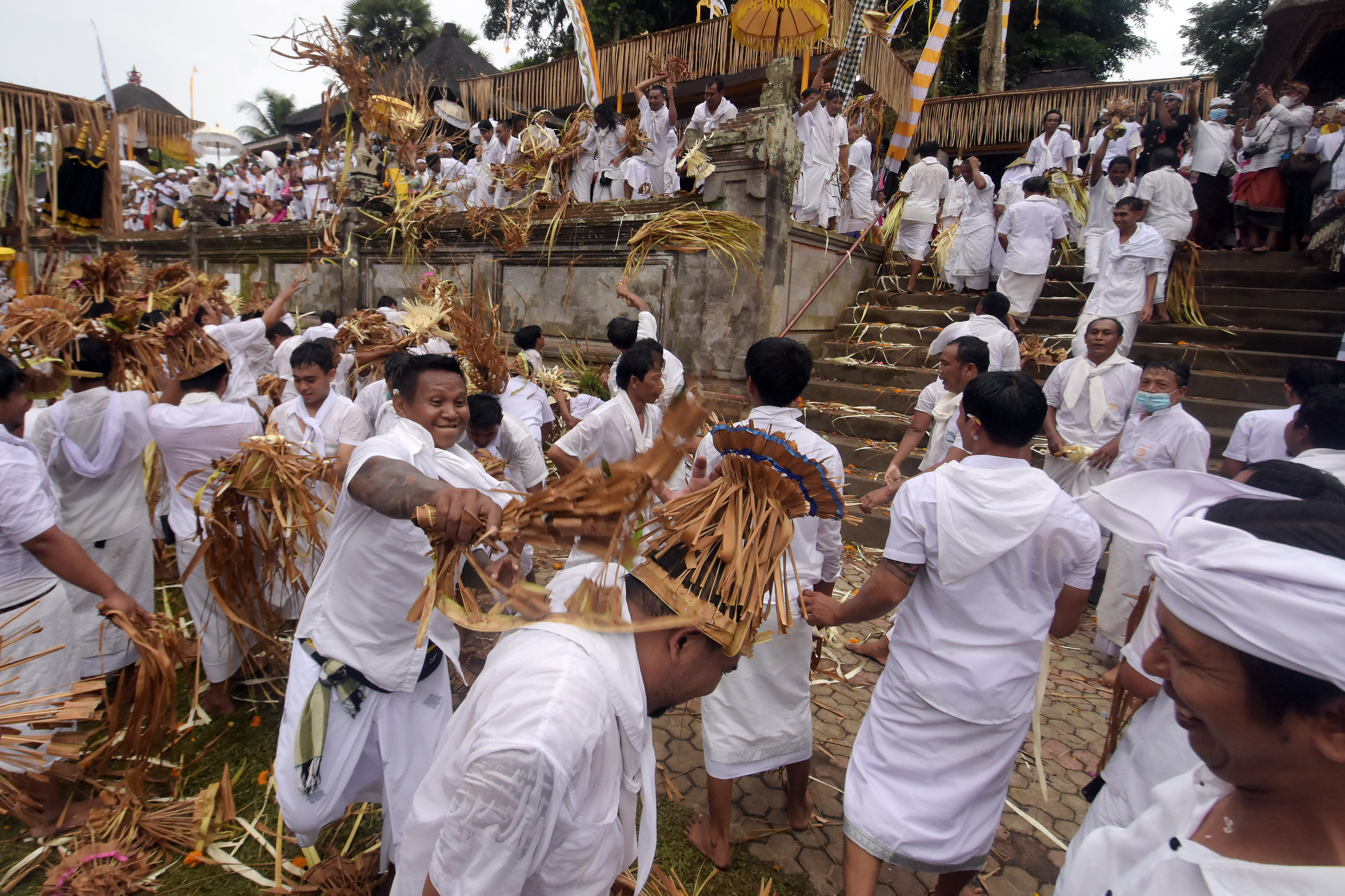 Tradisi Perang Sampian di Bali