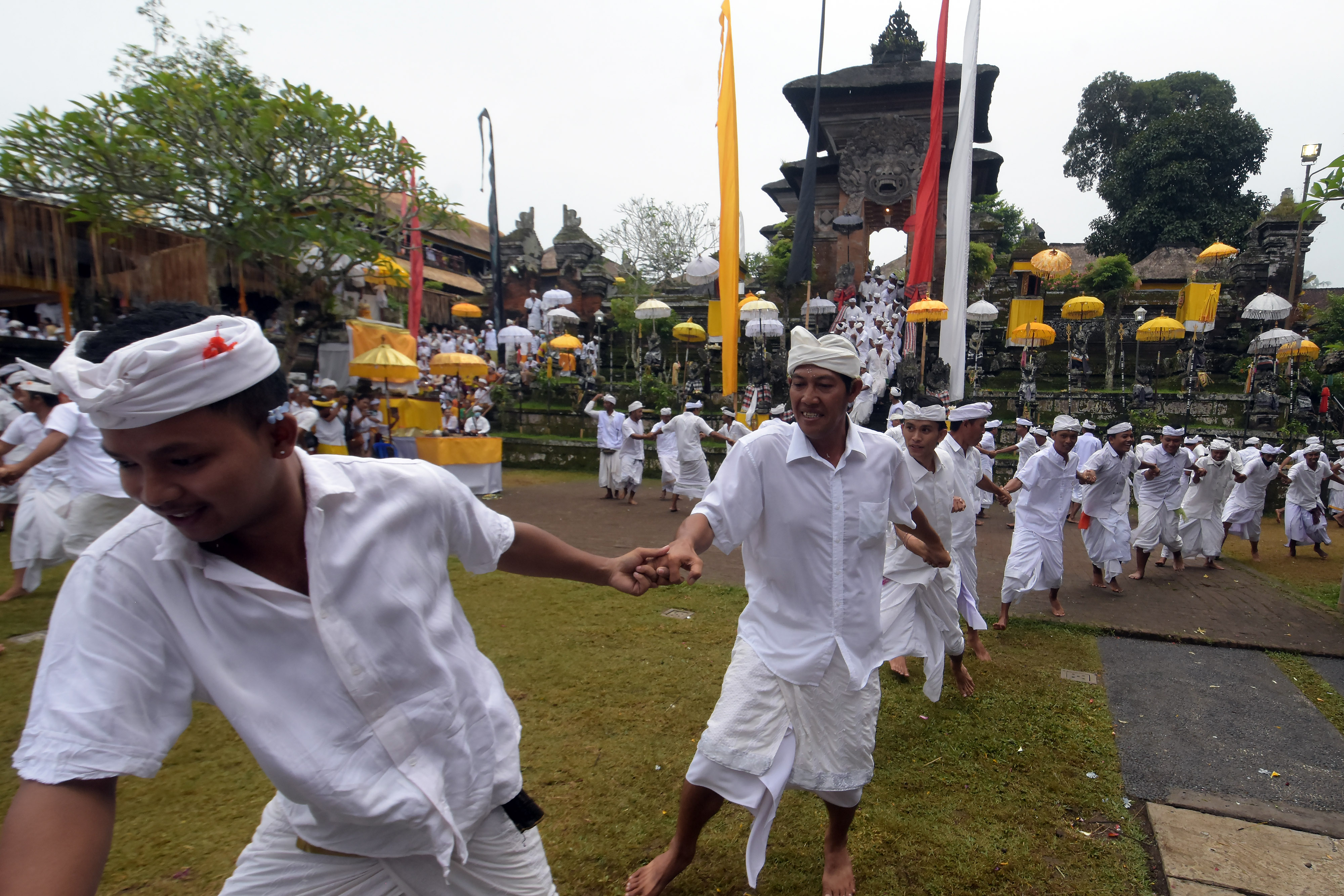 Tradisi Perang Sampian di Bali