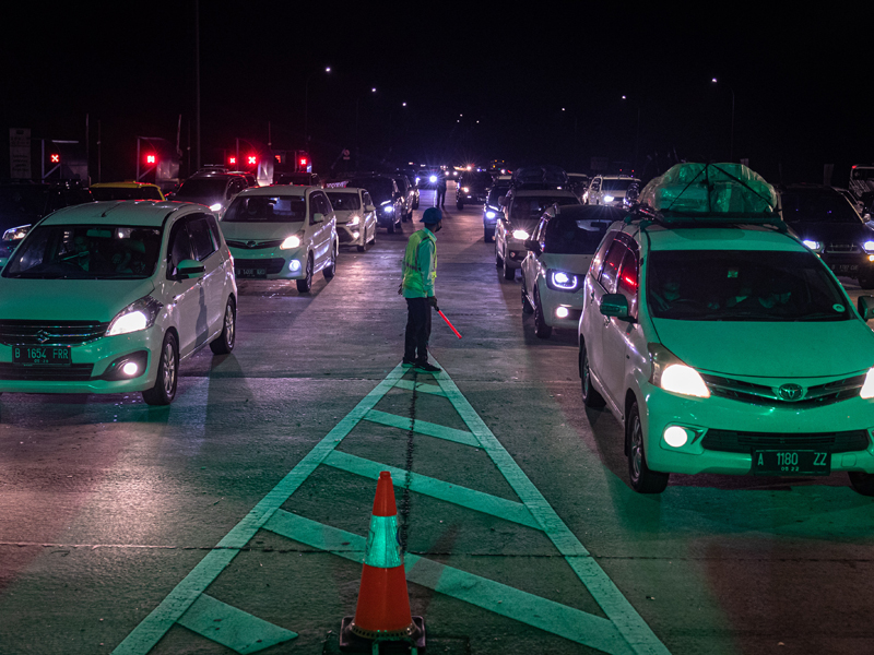 Gerbang Tol Kalikangkung Semarang Padat Kendaraan