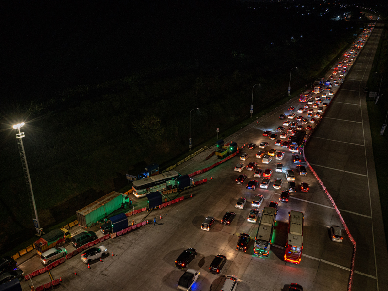 Gerbang Tol Kalikangkung Semarang Padat Kendaraan