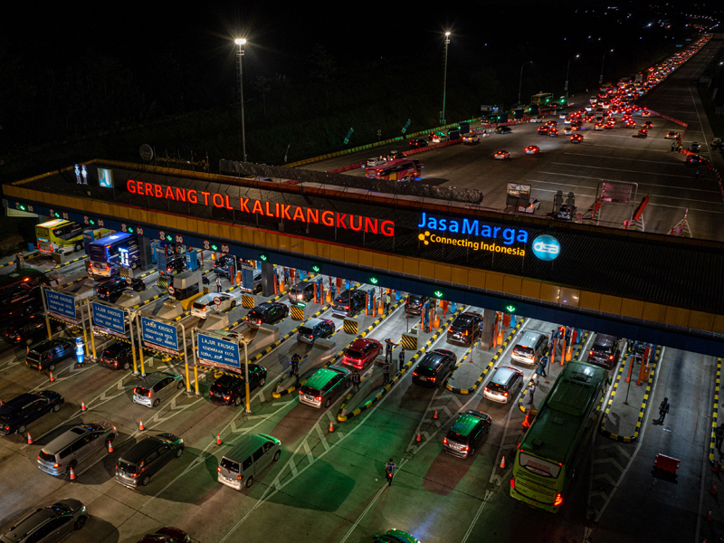 Gerbang Tol Kalikangkung Semarang Padat Kendaraan