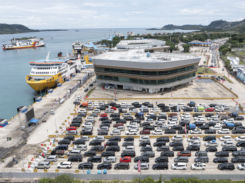 Antrean Kendaraan Di Dermaga Eksekutif Pelabuhan Bakauheni