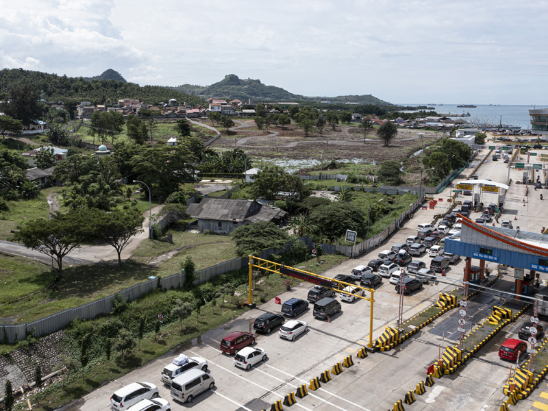 Antrean Kendaraan Di Dermaga Eksekutif Pelabuhan Bakauheni