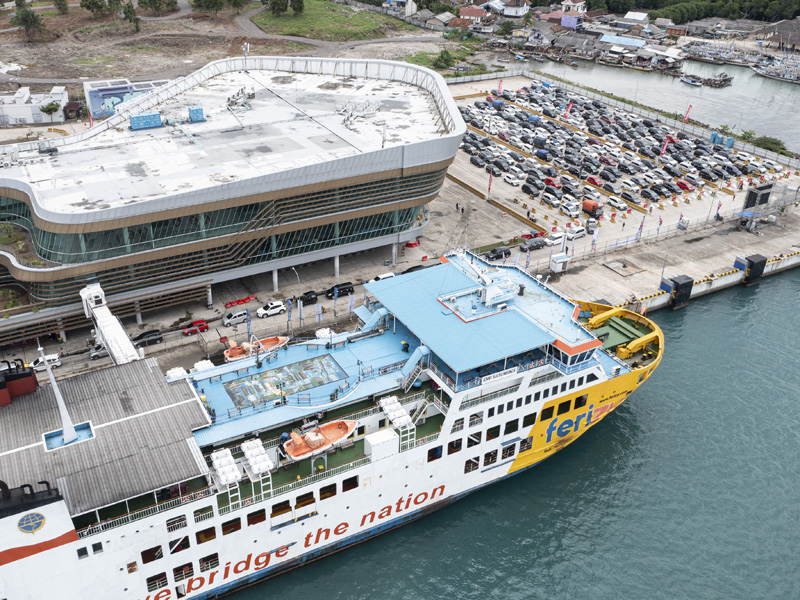 Antrean Kendaraan Di Dermaga Eksekutif Pelabuhan Bakauheni