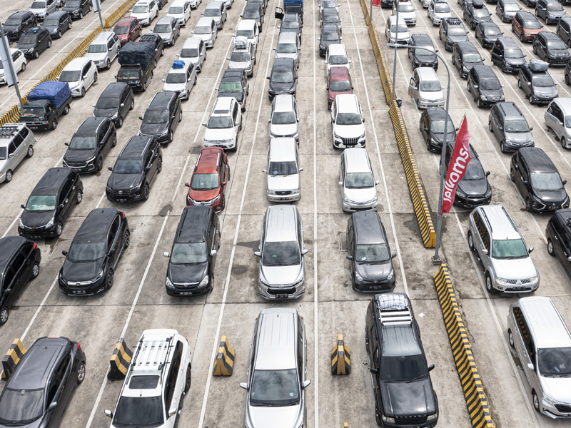 Antrean Kendaraan Di Dermaga Eksekutif Pelabuhan Bakauheni