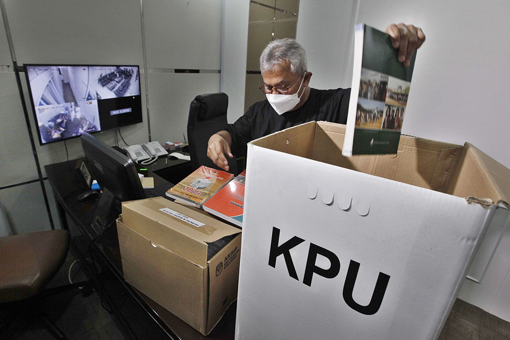 Arief Budiman Kemasi Barang-Barang di Akhir Masa Jabatannya Sebagai Komisioner KPU