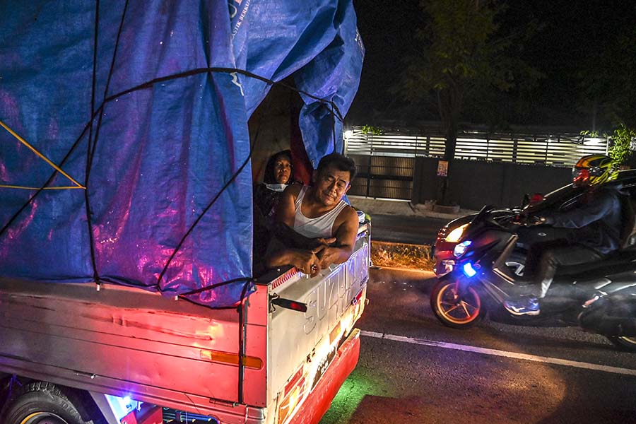 Pemudik Menggunakan Kendaraan Bak Terbuka 