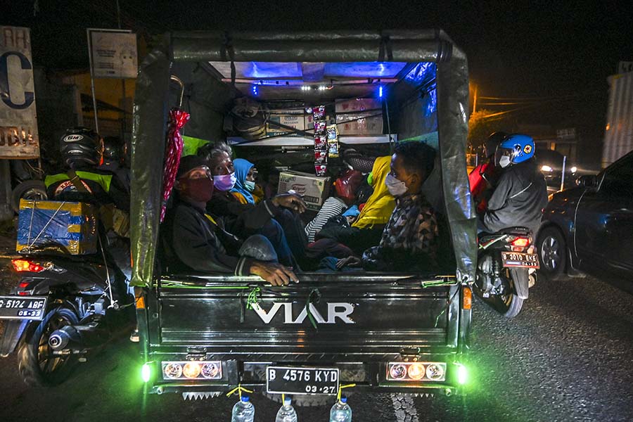 Pemudik Menggunakan Kendaraan Bak Terbuka 