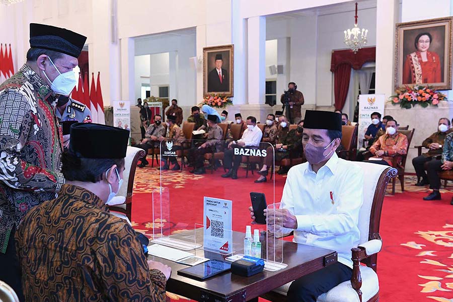Presiden Jokowi Menyerahkan Zakat Kepada Baznas di Istana Negara 