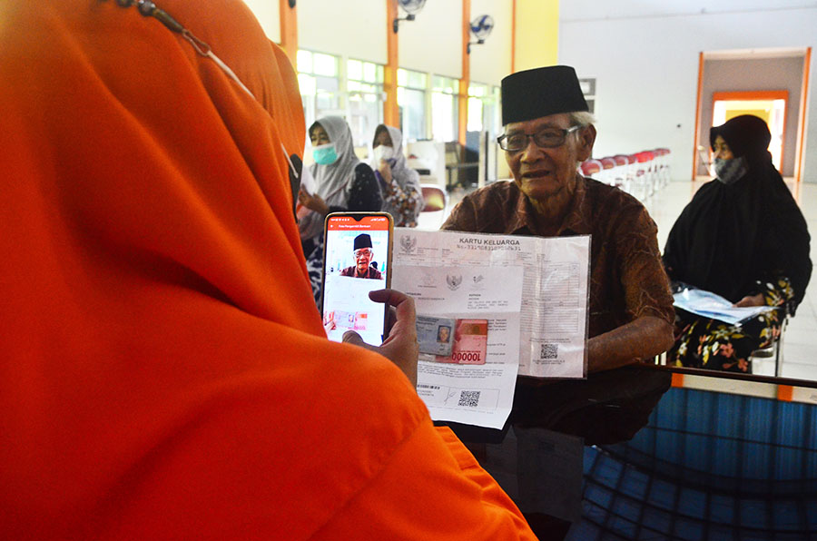 Penyaluran Bantuan Sembako dan BLT Subsidi Minyak Goreng 