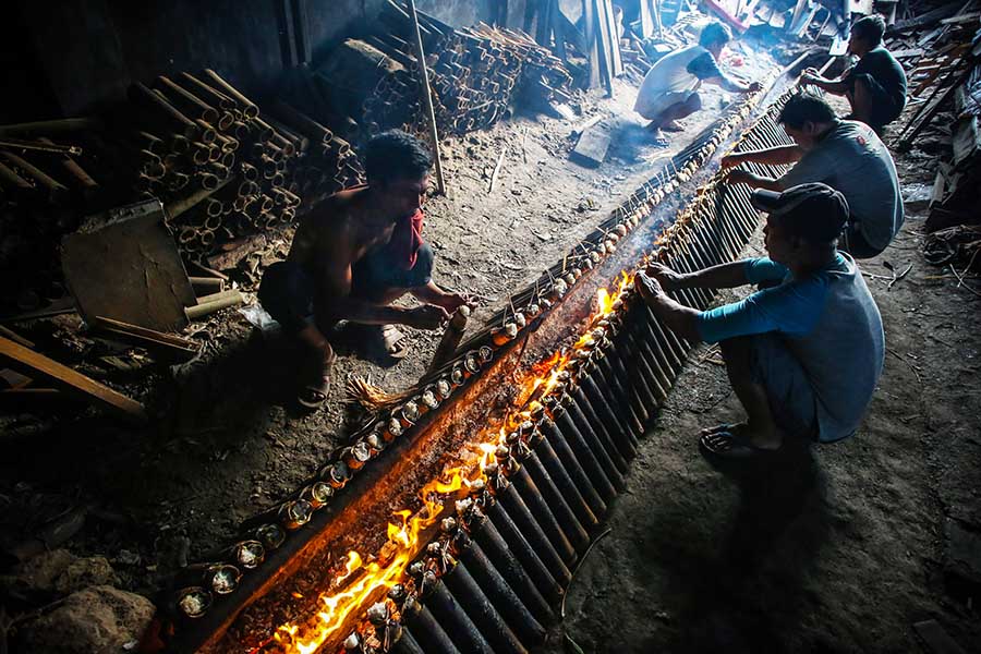 Pembuatan 300 Lemang Bambu per hari di Kawasan Senen