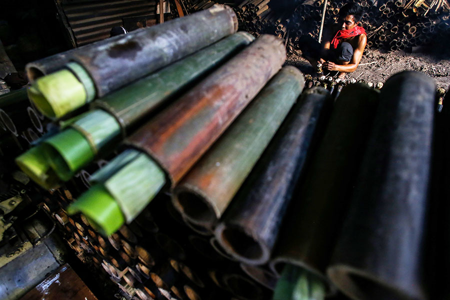 Pembuatan 300 Lemang Bambu per hari di Kawasan Senen
