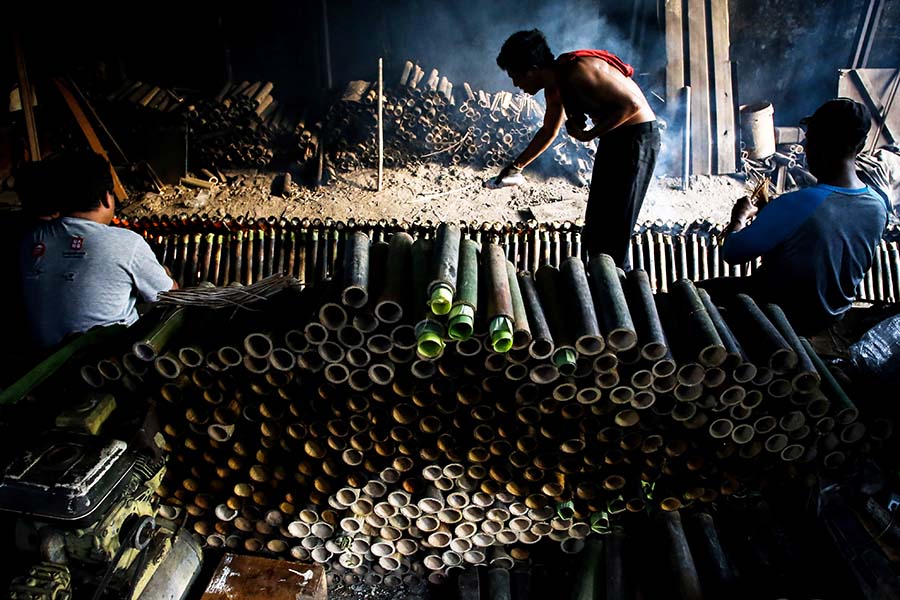 Pembuatan 300 Lemang Bambu per hari di Kawasan Senen