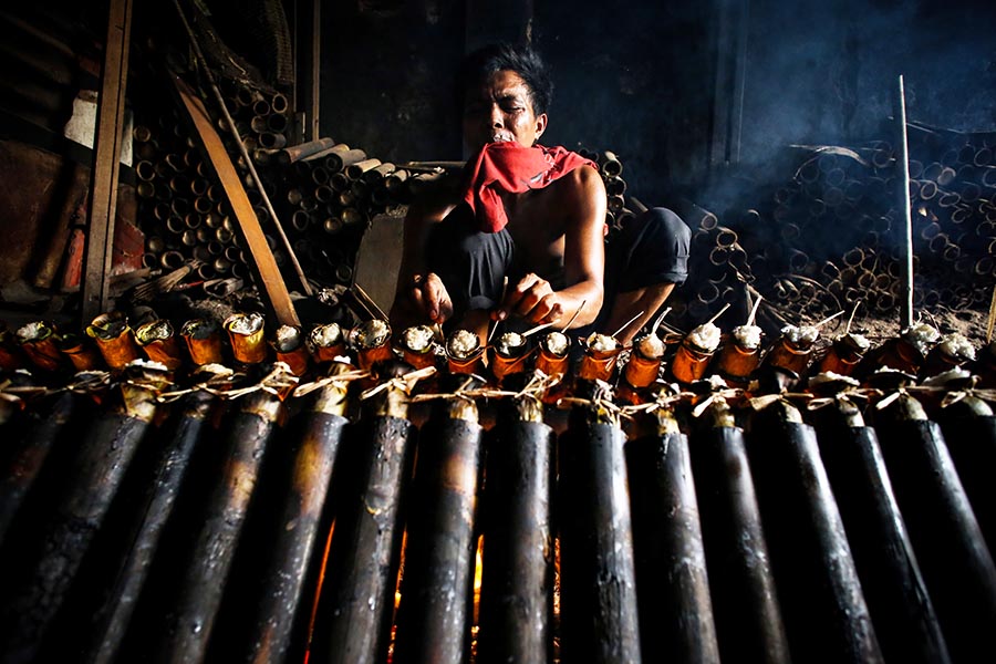 Pembuatan 300 Lemang Bambu per hari di Kawasan Senen