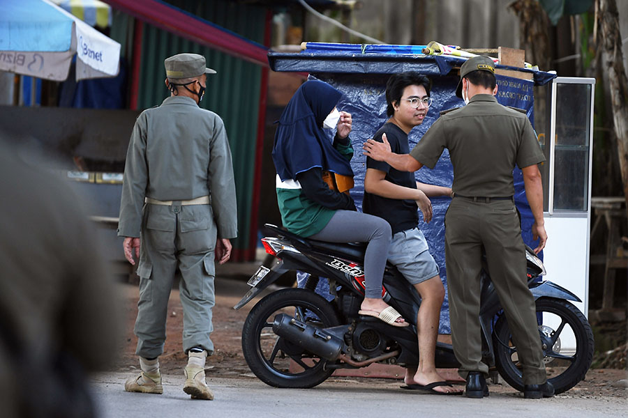 PPKM Level 2 Jakarta Diperpanjang, Petugas Ingatkan Warga Tetap Gunakan Masker 