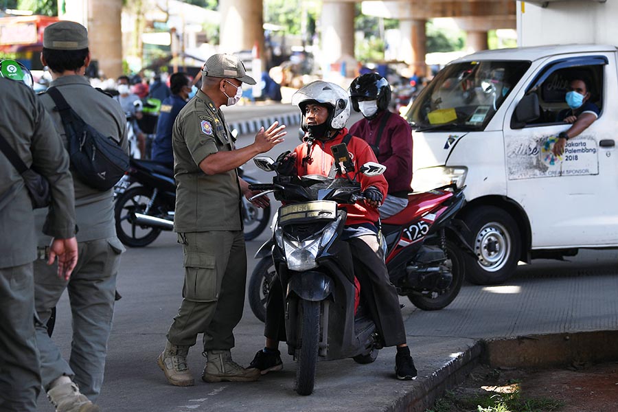 PPKM Level 2 Jakarta Diperpanjang, Petugas Ingatkan Warga Tetap Gunakan Masker 