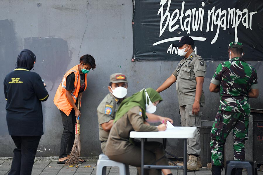 PPKM Level 2 Jakarta Diperpanjang, Petugas Ingatkan Warga Tetap Gunakan Masker 