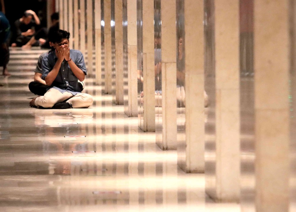 Umat Islam Menjalankan Ibadah Shalat Tarawih