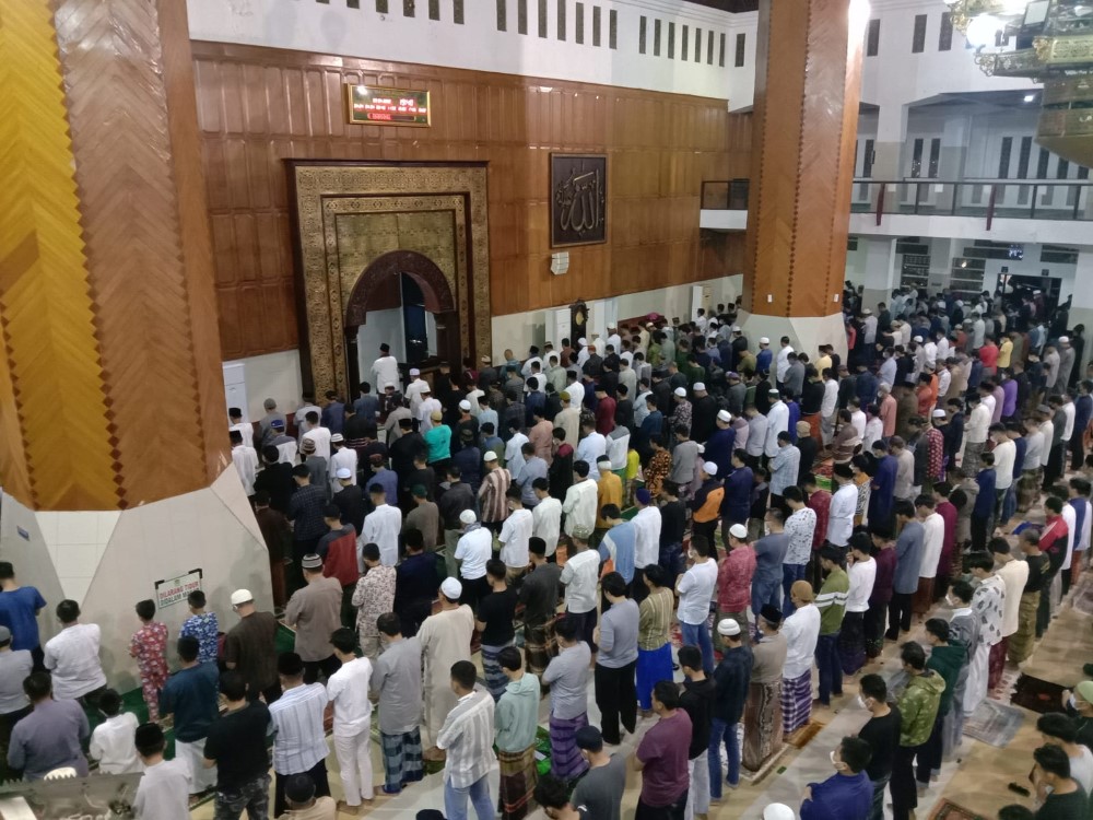 Umat Islam Menjalankan Ibadah Shalat Tarawih