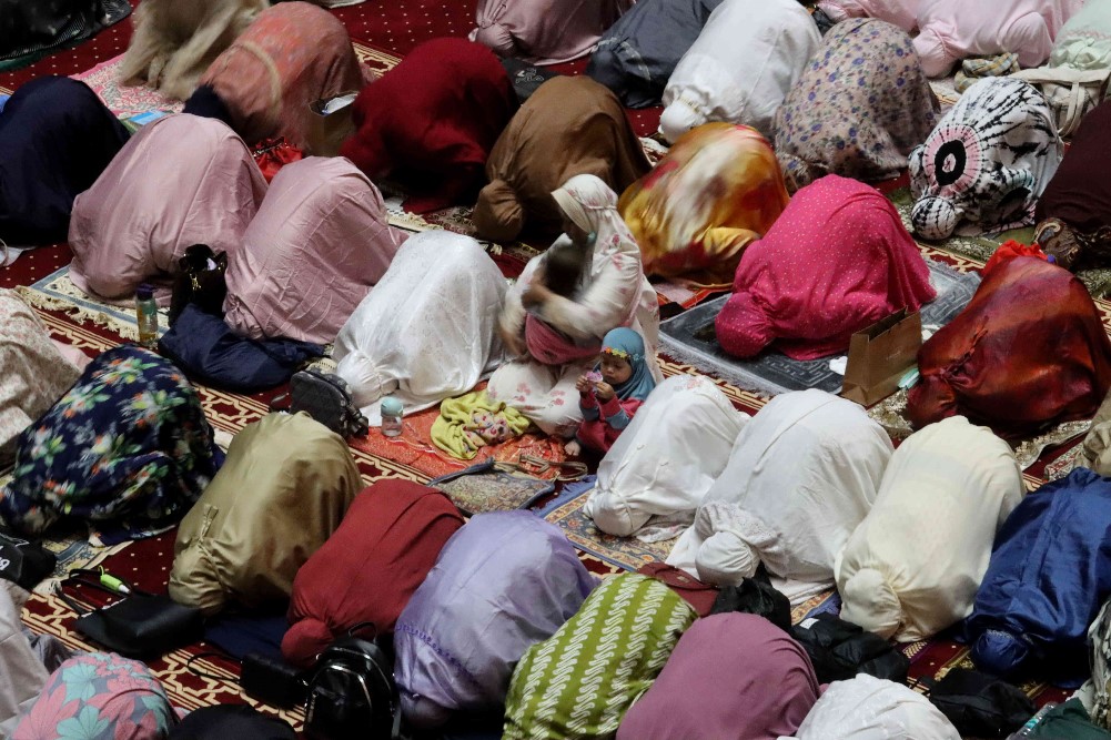 Umat Islam Menjalankan Ibadah Shalat Tarawih