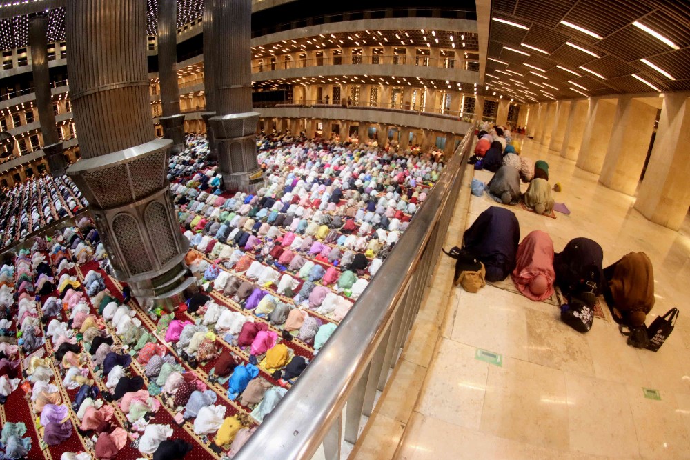 Umat Islam Menjalankan Ibadah Shalat Tarawih