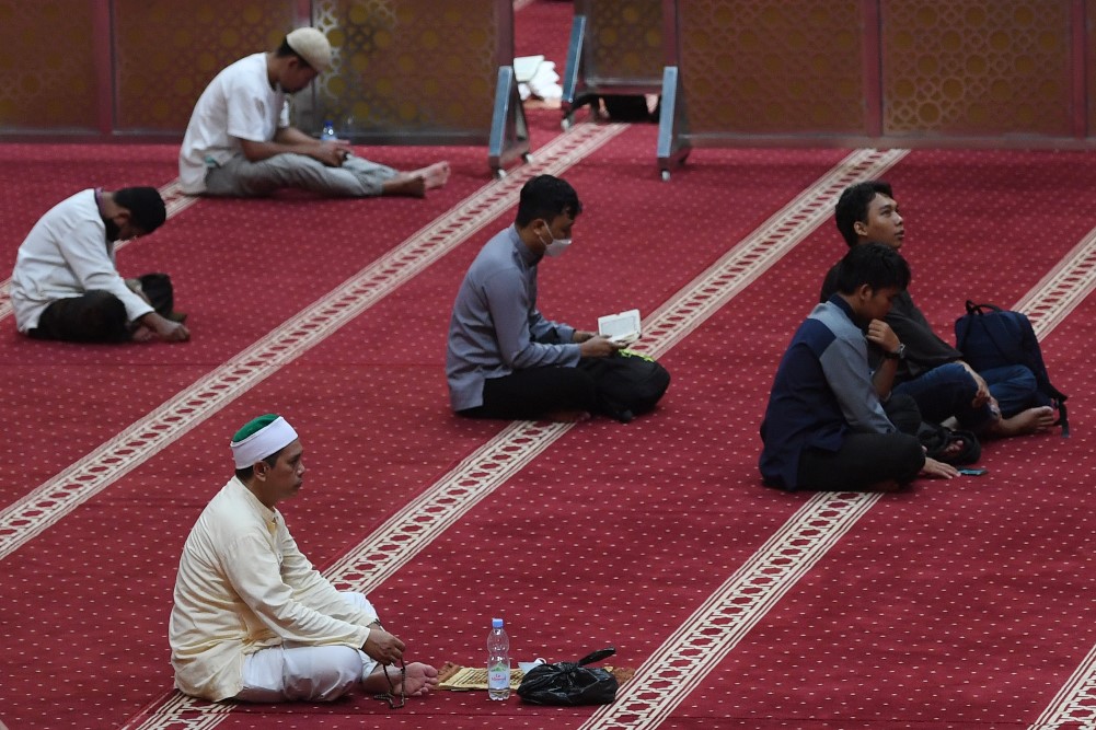 Umat Islam Melakukan Iktikaf Sepuluh Hari Terakhir di Bulan Ramadan