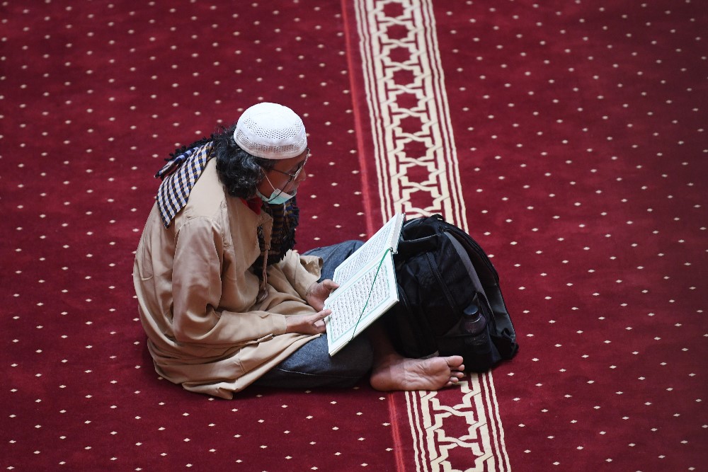 Umat Islam Melakukan Iktikaf Sepuluh Hari Terakhir di Bulan Ramadan