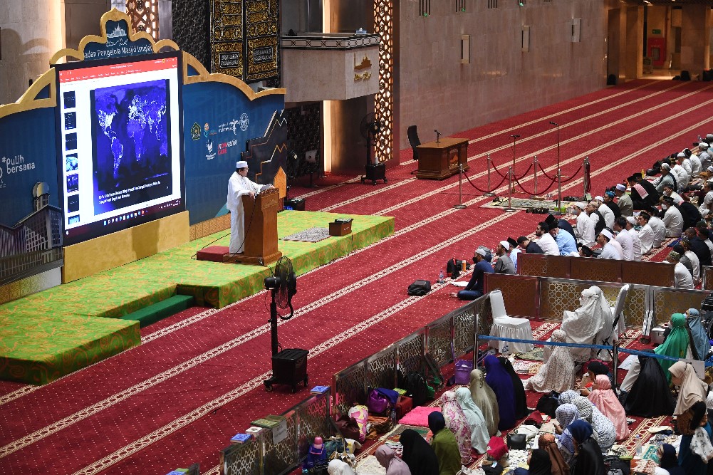 Umat Islam Melakukan Iktikaf Sepuluh Hari Terakhir di Bulan Ramadan