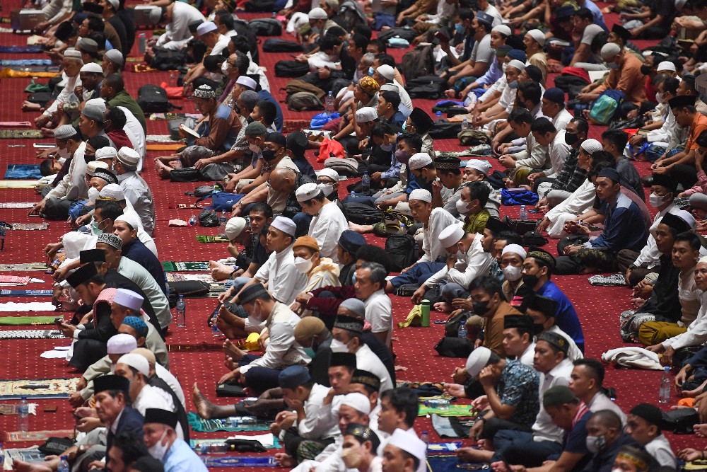 Umat Islam Melakukan Iktikaf Sepuluh Hari Terakhir di Bulan Ramadan