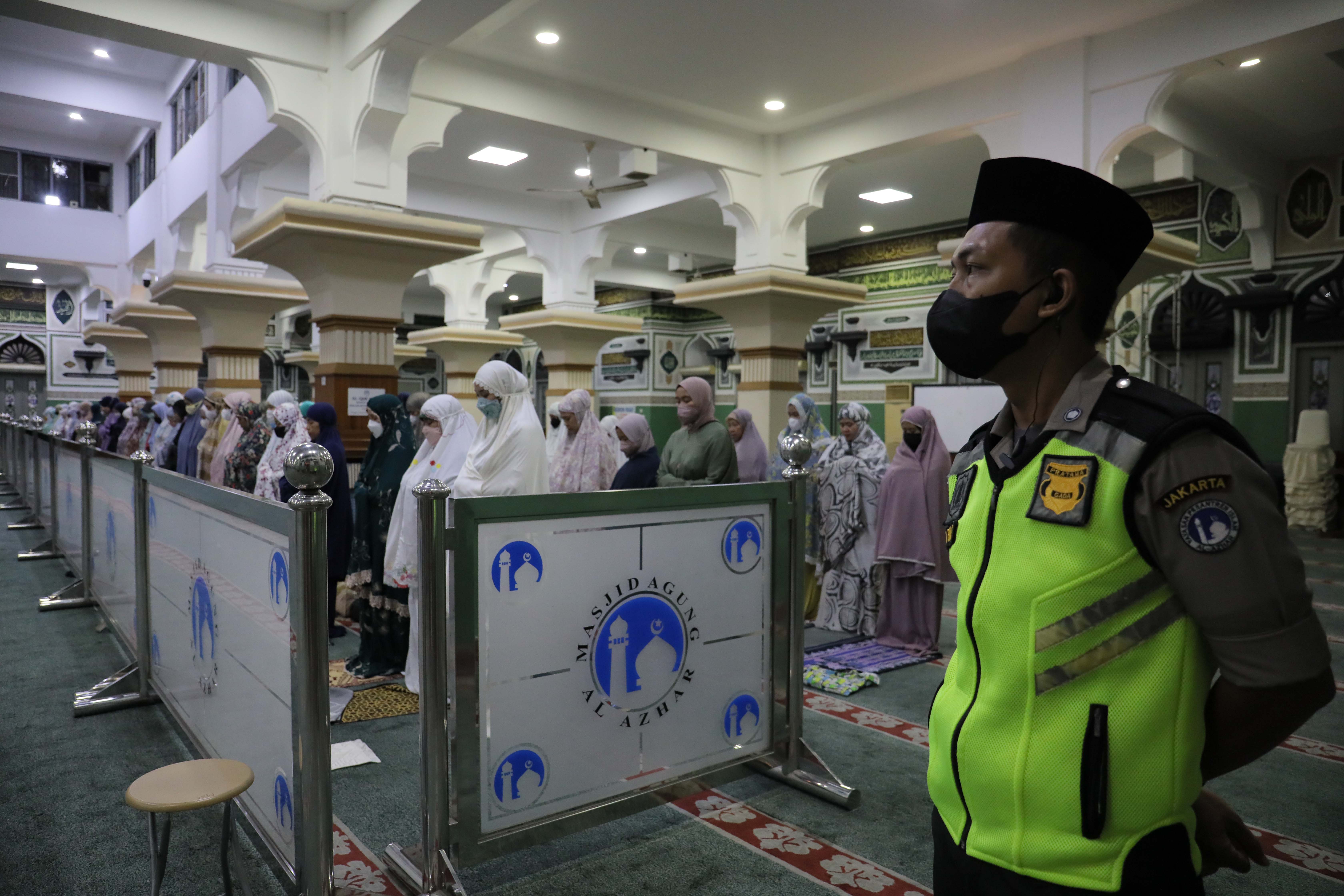 Salat Tarawih di Masjid Agung Al-Azhar