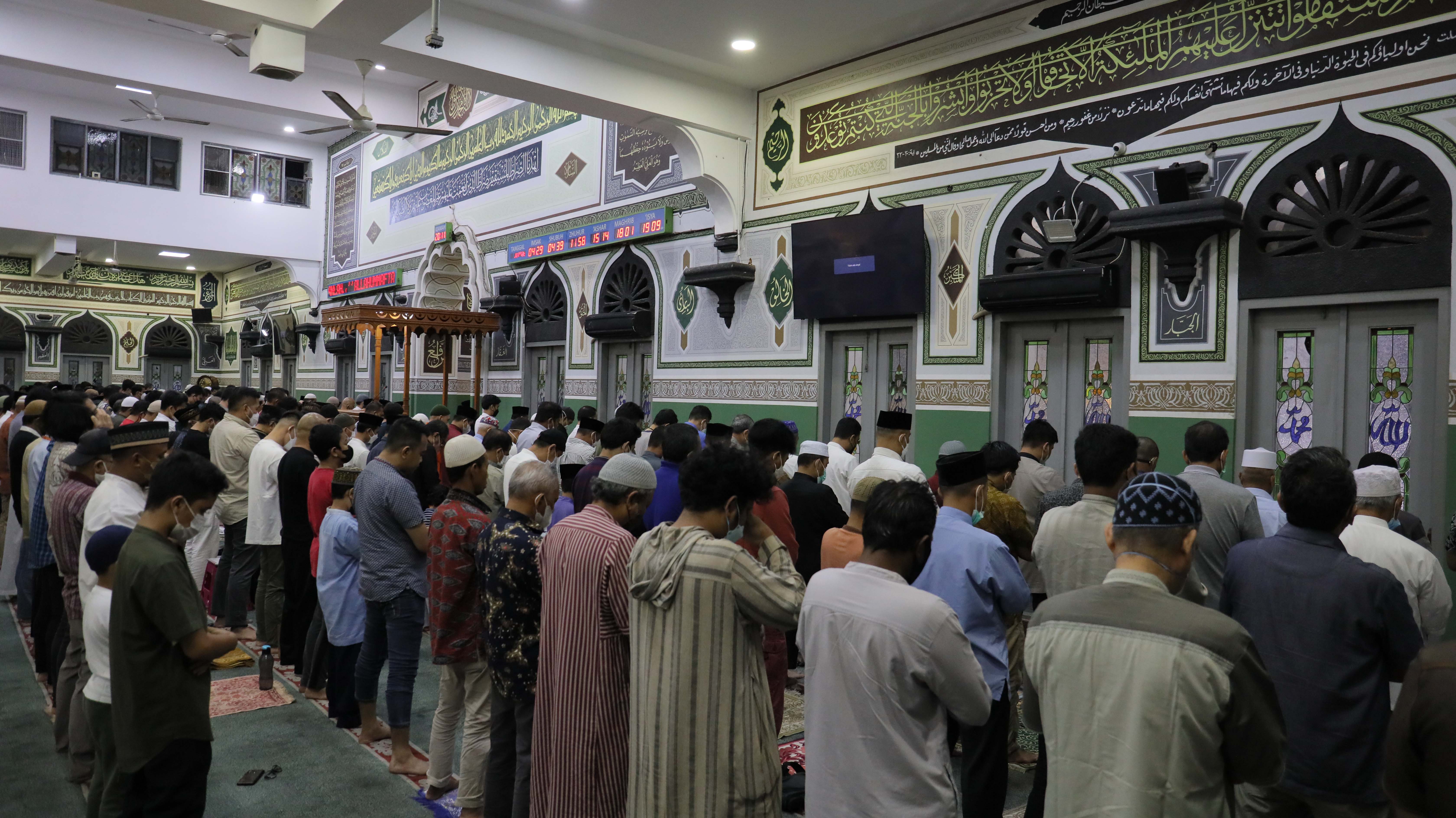 Salat Tarawih di Masjid Agung Al-Azhar