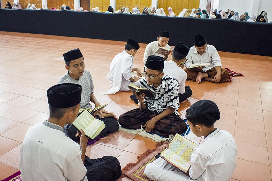 Tadarus Ratusan Santri di Pondok Pesantren Darussalam Ciamis