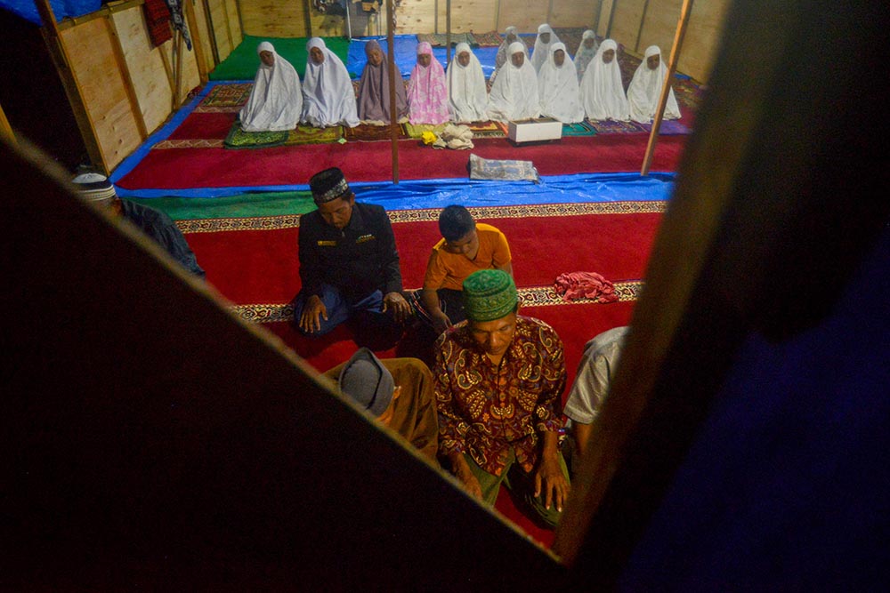Korban Gempa Salat Tarawih di Tenda Darurat