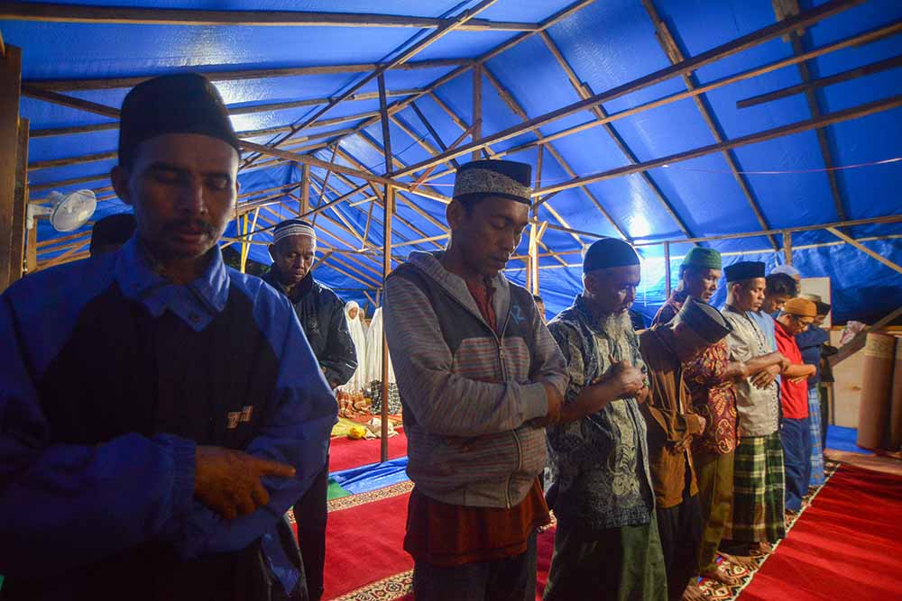 Korban Gempa Salat Tarawih di Tenda Darurat