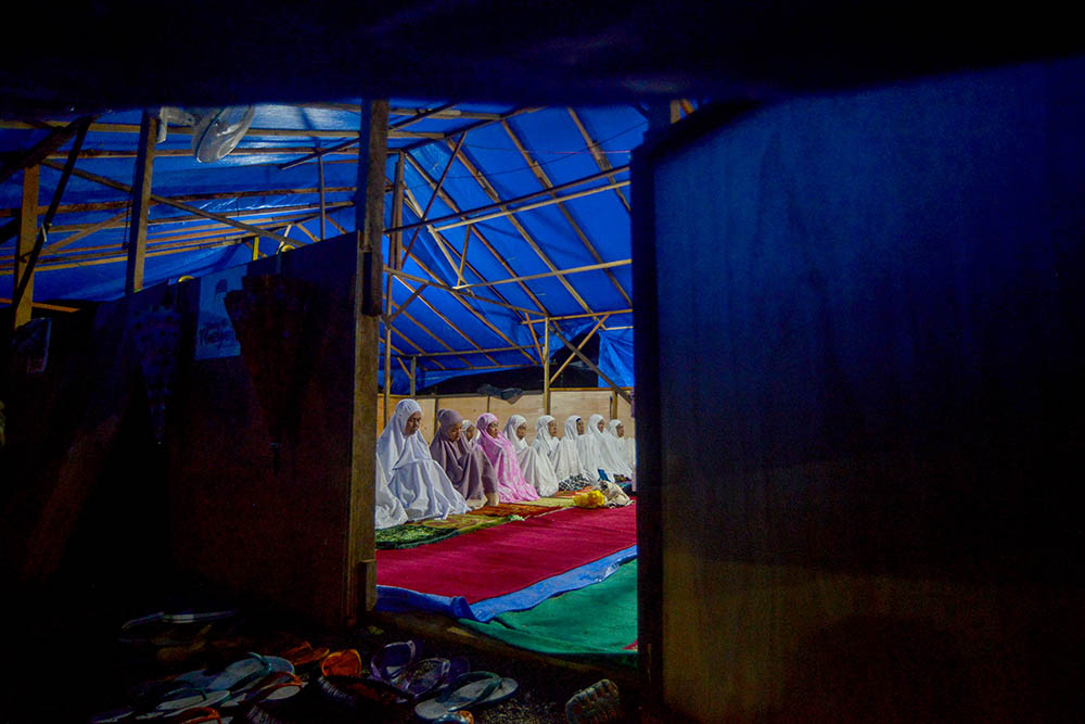 Korban Gempa Salat Tarawih di Tenda Darurat