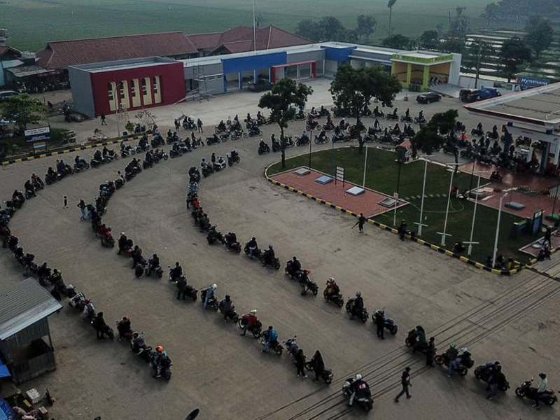 Antrean Panjang Sepeda Motor Mengisi BBM