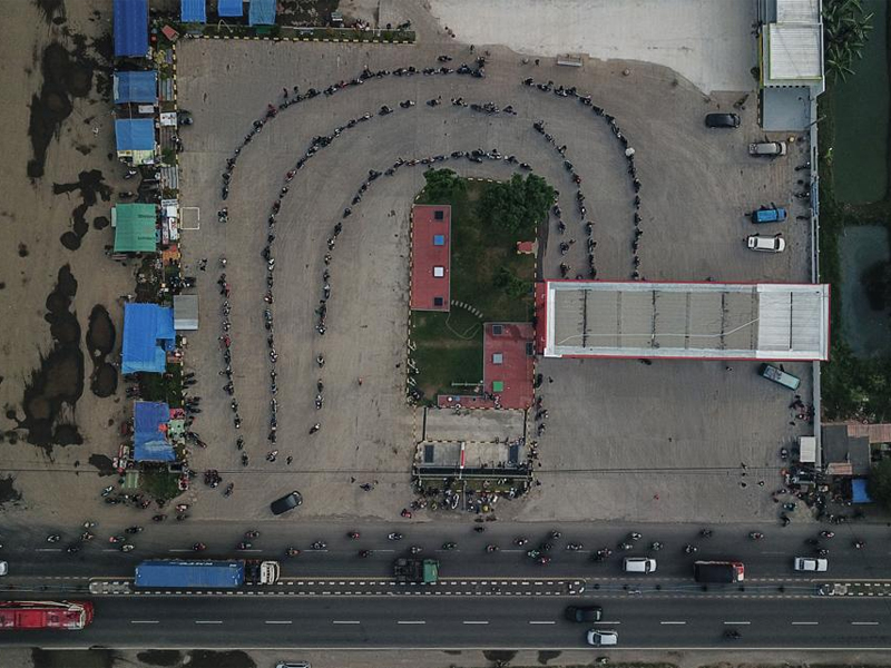 Antrean Panjang Sepeda Motor Mengisi BBM