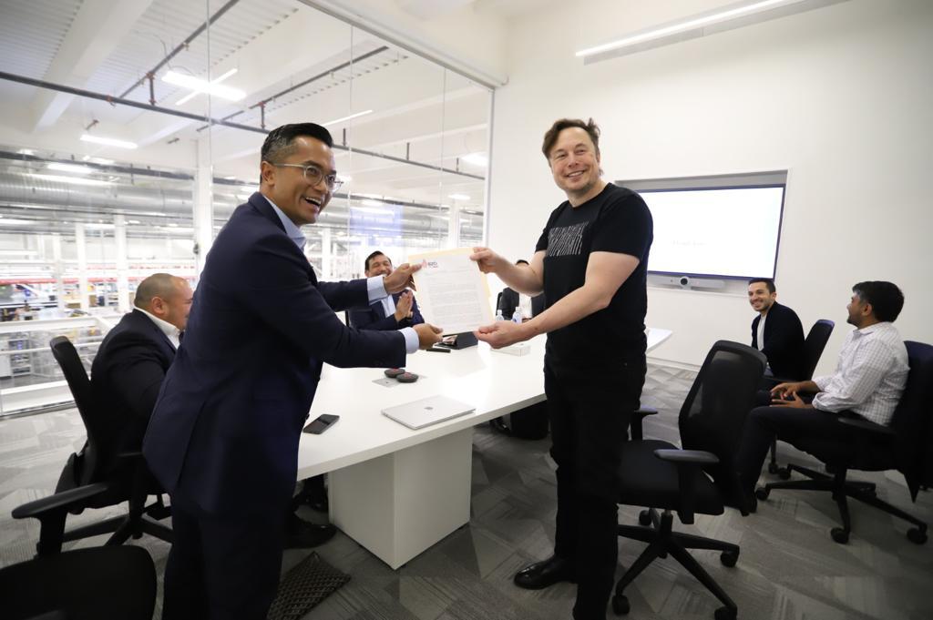 Menko Marves Luhut Meyakinkan Tesla Agar Bisa Bekerja Sama dengan Indonesia 