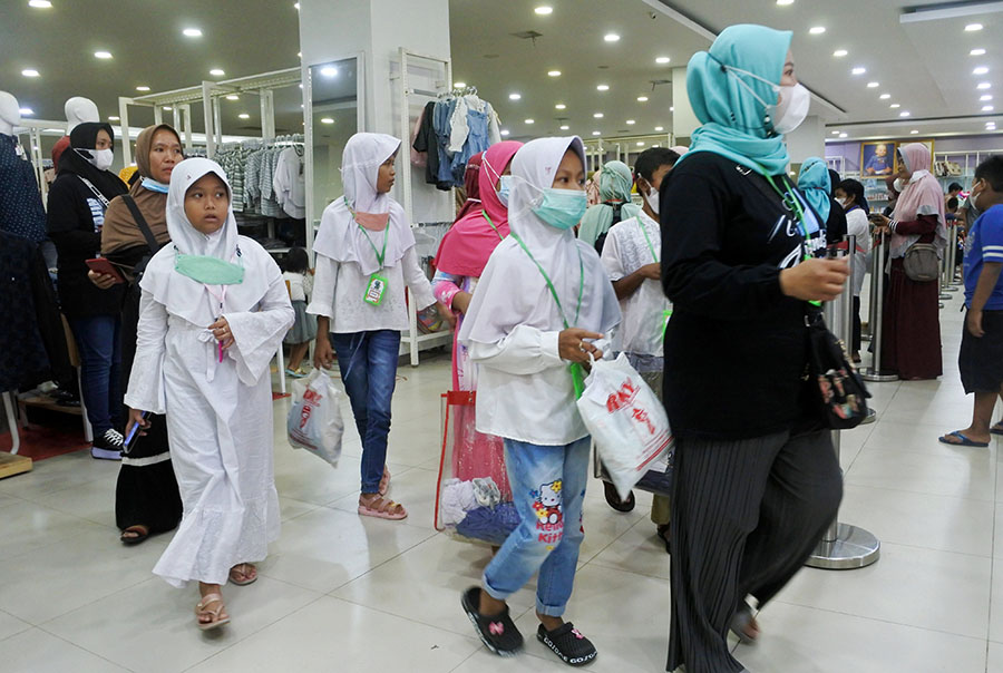 Manjakan Anak Yatim dengan Memilih Sendiri Baju Lebaran 