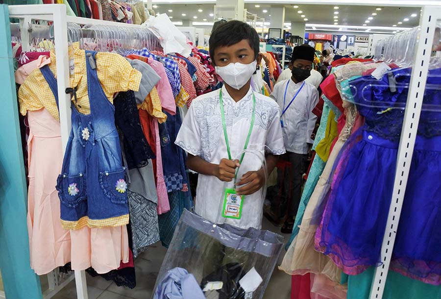 Manjakan Anak Yatim dengan Memilih Sendiri Baju Lebaran 