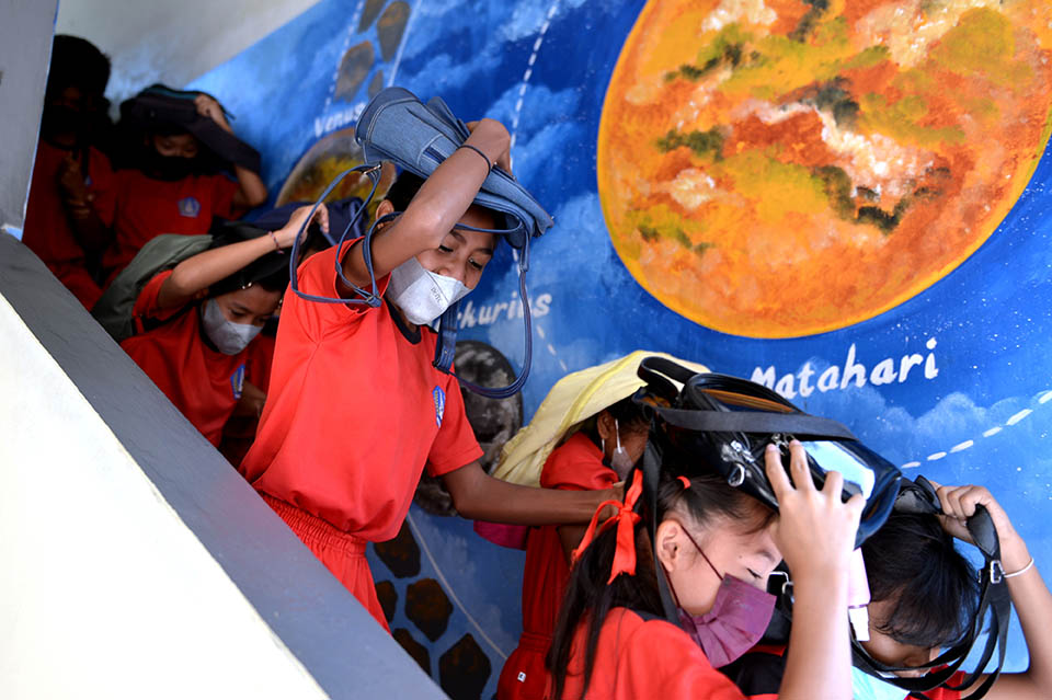 Siswa SD di Bali Mengikuti Latihan Menghadapi Gempa dan Tsunami 