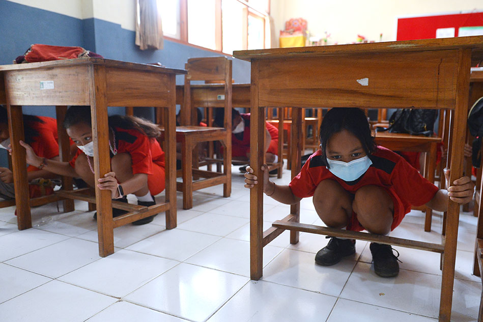 Siswa SD di Bali Mengikuti Latihan Menghadapi Gempa dan Tsunami 