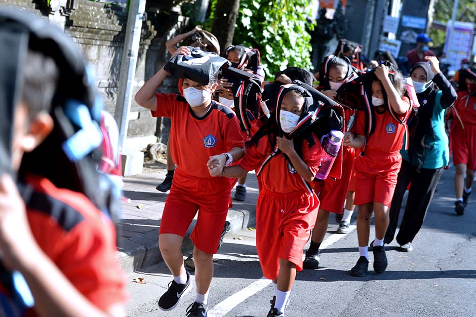 Siswa SD di Bali Mengikuti Latihan Menghadapi Gempa dan Tsunami 